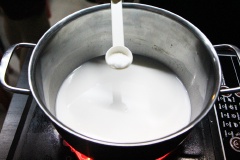 Nấu nước cốt dừa: Cho nước cốt dừa còn lại vào nồi, đun với lửa nhỏ. Hòa tan 1 muỗng canh bột năng cùng 1/2 chén nước lọc, đổ vào nồi cốt dừa. Nêm vào nồi: 1 muỗng canh đường, 1/2 muỗng cà phê muối. Khuấy đến khi, ước dừa có độ sền sệt thì tắt bếp. Bánh lá mít ngon tròn vị là nhờ có nước cốt dừa này đó.