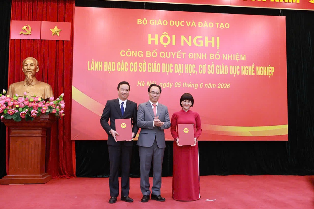 Bộ trưởng Bộ Giáo dục và Đào tạo trao quyết định bổ nhiệm Hiệu trưởng và Phó Hiệu trưởng Trường Đại học Tây Bắc