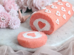 Để có được chiếc bánh bông lan cuộn trái tim cho Valentine thơm ngon, hấp dẫn và trông đáng yêu như thế này thì đòi hỏi chị em phải chăm chú một xíu trong khâu trộn bột nhé! Bánh bông lan cuộn có thể làm món ăn chơi thú vị cho các bữa ăn phụ. Đặt biệt, bánh bông lan hình trái tim dễ thương thích hợp làm quà tặng người yêu cho ngày Valentine lắm đấy!
