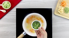Cho hành tây, đậu Hà Lan vào nấu 2 phút.