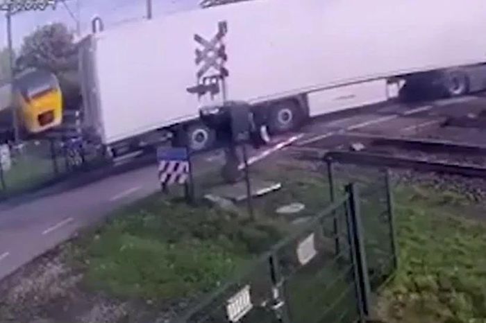 Mắc kẹt giữa đường ray, xe tải bị tàu hỏa tông văng khi đang cố thoát thân - Tạp chí Doanh Nghiệp Việt Nam
