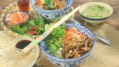 Khi ăn miến trộn lươn, xếp miến vào tô, thêm lươn chiên giòn, rau thơm, dưa giá cà rốt chua ngọt, đậu phộng rang, hành phi và chan nước sốt. Cách làm miến lươn với thịt lươn chiên giòn rất dễ gây nghiện bởi vị chua ngọt và màu sắc hấp dẫn. Từ nay không còn phải ra tận Hà Nội để thưởng thức lươn trộn Hà Nội nữa nhé, làm ngay cho cả gia đình thưởng thức thôi nào.