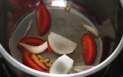 Phi thơm tỏi băm với 2 muỗng canh dầu ăn trong chảo, cho cà chua, hành tây vào, xào khoảng 3 phút.