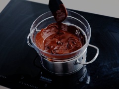 Bắc 1 nồi nước lên bếp đun sôi, cho chocolate vào 1 cái tô có đế to hơn nồi nước, đặt tô chocolate lên nồi nước, đun nóng chocolate, sau đó để riêng sang 1 bên. Cho heavy cream vào tô, đánh đều rồi để vào tủ lạnh.