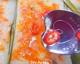 Cách ăn bánh nậm đúng kiểu truyền thống Huế là cho bánh nậm lên đĩa,mở lá chuối ra nhưng vẫn để nguyên lá,mùi của lá sẽ giúp món ăn thêm thơm ngon. Múc nước mắm ớt pha loãng,hơi ngọt tưới đều lên bánh, lấy muỗng múc từng miếng.Khi đưa miếng bánh vào miệng để thưởng thức cảm giác bột gạo tan đều ra,vừa mềm vừa thơm,hòa cùng nhân tôm thịt béo béo,đậm đà,tạo nên món ngon dân dã nhưng lại rất đặc biệt của bánh nậm khiến người ăn nhớ mãi ko thôi.