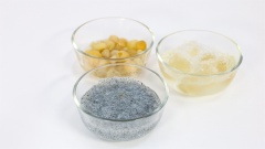 Ngâm nở 40gr mũ trôm, 40gr nhãn nhục khô và 20gr hạt é với nước ấm, nếu được nên rửa sơ 1 lần qua nước sạch để loại bỏ bụi bẩn nếu có. Với số lượng này bạn sẽ pha được 4 ly trà đá.