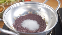 Thêm 4 muỗng canh đường và 1 muỗng cà phê bột ngọt vào chảo mắm tôm. Khuấy đều cho mắm tôm cùng các loại gia vị hòa tan đều rồi tắt bếp.
