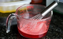 Đổ các gói bột gelatine (trừ bột galetine trắng nhé) vào chén và hòa cùng với nước đun sôi nhé. Nhớ là nước vừa mới đun sôi xình xịch trên bếp đấy nha.