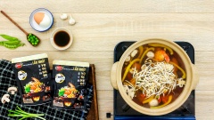 Cuối cùng, khi hải sản đã chín bạn cho tiếp 20gr đậu hà lan và 20gr giá vào nấu thêm 5 phút. Xếp mì Soba ra tô, gắp hải sản và các loại rau củ lên trên rồi rưới nước lèo vào tô. Vậy là bạn đã có thể thưởng thức món ăn ngay rồi đấy.
