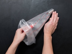 Bật trước lò nướng ở nhiệt độ 175°C/350°F. Lót giấy nến lên khay nướng và để riêng. Dùng que chấm màu đỏ và kéo dài trong túi bắt kem. Cho hỗn hợp lòng trắng vào. Dùng túi bắt kem bắt thành những bông hoa nhỏ xinh trên giấy nến.