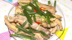 Rãi 1 lớp hành lá xuống đáy đĩa, xếp chân gà lên rồi phủ lên hành lá nhé! Đem hấp khoảng 5 phút là có thể măm măm rồi đấy!