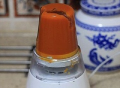 Trộn đều bí đỏ hấp với 1/3 lượng đường và 1 chén nước. Cho vào máy xay sinh tố, xay nhuyễn.