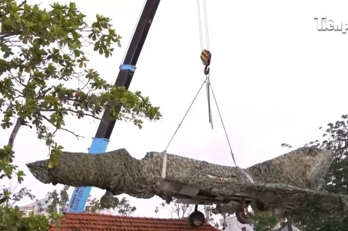 Cận cảnh di chuyển chiếc máy bay Mig21 bị 'bỏ quên' tại Cà Mau - Báo Tiền Phong