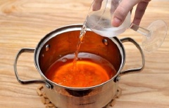 Sau đó đặt nồi hỗn hợp gelatin này lên bếp, đun với lửa nhỏ trong khoảng 5 phút, vừa đun vừa khuấy đều để gelatin tan hoàn toàn. Sau đó tắt bếp, để yên cho nước rau câu nguội bớt rồi cho 230ml kem whipping vào, khuấy đều cho hòa quyện với nước rau câu.