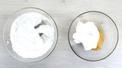 Cho 1/3 hỗn hợp lòng trắng trứng đánh vào phần bột bánh, trộn thật đều. Sau đó, cho ngược hỗn hợp đó vào lại tô lòng trắng trứng đánh, trộn dứt khoát theo chiều từ dưới lên trên.
