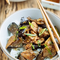 Cà tím xào thịt tương miso ăn cùng cơm nóng rất ngon và đậm đà vị tương thơm lừng cùng cà tím ngọt thanh, thịt mềm mềm hấp dẫn. Còn chờ gì mà không lưu lại công thức ngay nào.