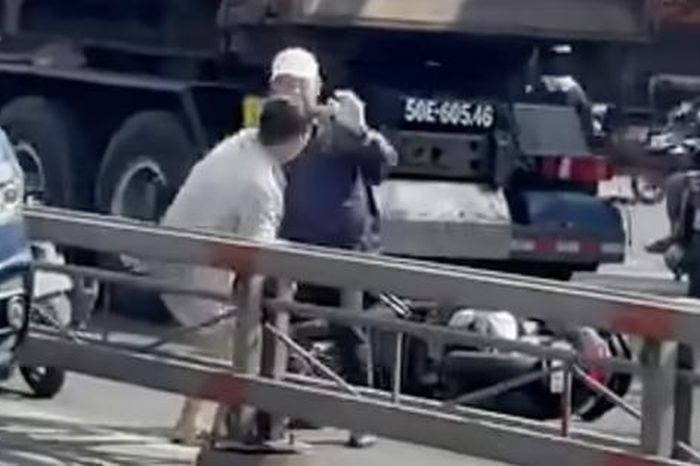 Công an TPHCM đang tìm 2 người đánh nhau trên đường Trường Chinh - Báo Người Lao Động