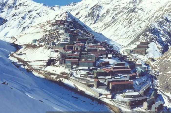 Khám phá thị trấn trăm tuổi không có đường phố trên dãy núi Andes - Báo Tri thức &amp; Cuộc sống