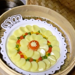 Trái trí thêm chút cà rốt tỉa hoa lên, đặt lên trên tôm. Cho đĩa đậu hũ trứng đã hoàn tất vào xửng hấp, đậy kín nắp vung, đun sôi khoảng 12-15 phút là được.