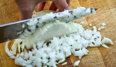 Cắt nhỏ hành tây. Sau đó, cho vào xào với thịt bò và sốt cà chua. Nêm thêm 1/2 muỗng cà phê muối cho vừa miệng.