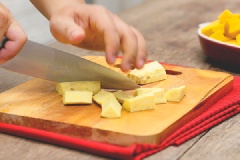 Bí đỏ và khoai lang gọt vỏ, rửa sạch, cắt miếng nhỏ vừa ăn.