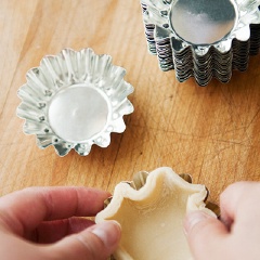 Đặt miếng bột vào khuôn tart, kéo cho bột ép sát thành khuôn và lên cao đến miệng khuôn. Làm nhân: trong một tô cho đường, nước nóng, sữa, vani và muối vào trộn đều cho đến khi đường tan hoàn toàn.