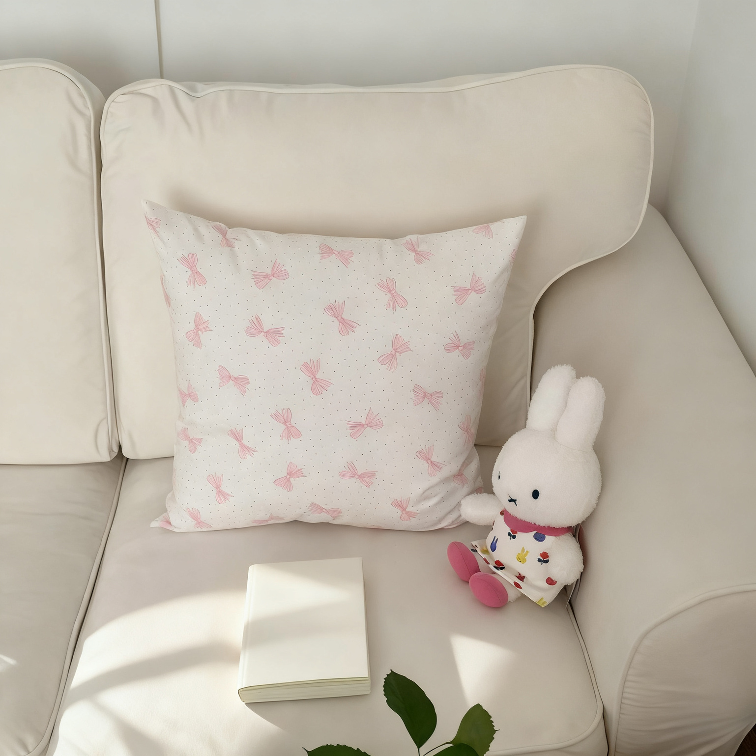 Decorative cushion with flocked fabric, 40–45 cm