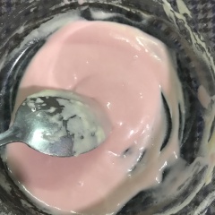 Màu thực phẩm có thểm chọn màu nào tuỳ theo sở thích nha, mình chọn màu hồng cho dễ thương. Múc hỗn hợp bột ra làm 2 phần: 1 phần cho 2 giọt màu. 1 phần cho 3 giọt để một phần màu đậm và nhạt khác nhau.