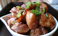 Khi ăn món gà kho gừng cắt nhỏ hành lá và rắc lên dùng kèm.