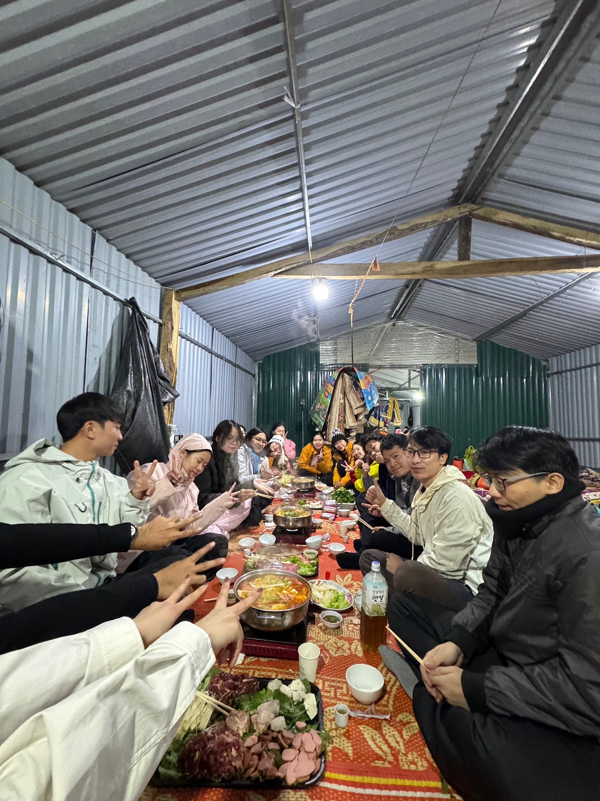Bữa cơm nóng giữa rừng