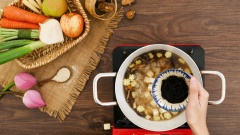 Cuối cùng cho đậu hũ trắng, tóc tiên, nấm tuyết vào khuấy đều. Pha loãng 1 muỗng canh bột năng cùng với 1 muỗng canh nước lọc rồi cho vào nồi súp để tạo độ sánh rồi tắt bếp.
