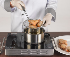 Lấy từng miếng bánh tráng thấm nước cho bánh hơi dẻo lại cho nhân vào và gói lại. Bắc chảo lên bếp, cho 500 ml dầu vào, dầu nóng cho từng cuốn nem vào chiên. Khi nem chín vàng, vớt ra cho ráo dầu.