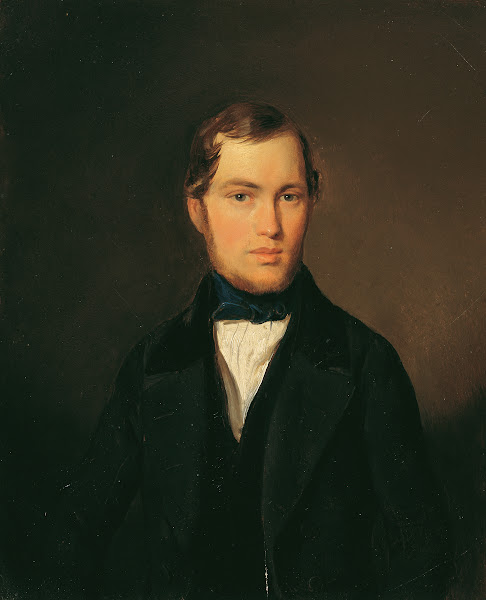 Junger Mann mit blauer Halsbinde