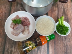 Chuẩn bị 1 nồi 500ml nước rồi cho sườn vào cùng với gạo rồi nấu nhỏ lửa khoảng 45’ cho sườn mềm.