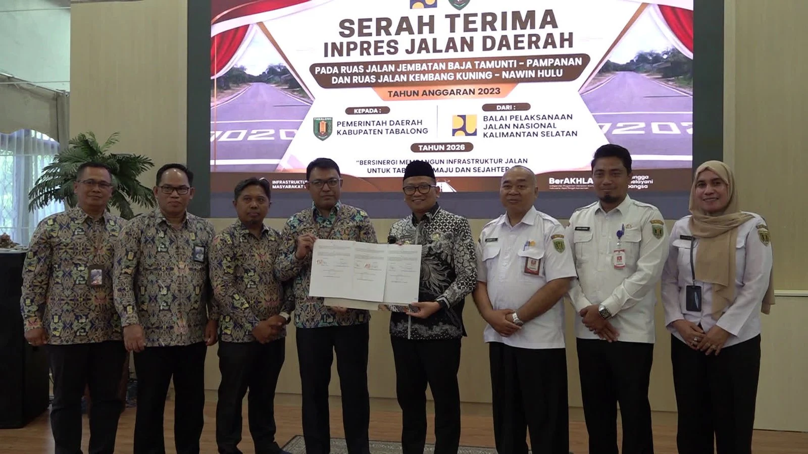Pegawai Setjen MPR RI berjalan bersama dalam kegiatan Jalan Sehat di Kompleks Parlemen Jakarta