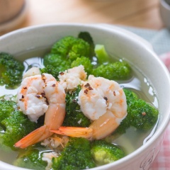 Để thơm hơn, các bạn rắc thêm một ít tiêu nhen. Canh ăn nóng sẽ vô cùng ngon luôn nên khi canh nguội rồi thì có thể hâm lại để ăn nhé.