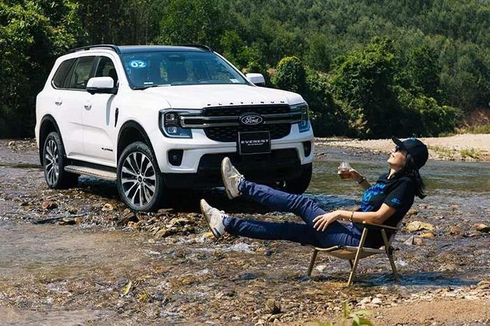 Cận cảnh Ford Everest Platinum+ máy xăng tại Việt Nam, hơn 1,6 tỷ đồng - Báo Tri thức &amp; Cuộc sống