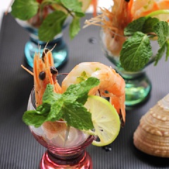 Dùng cốc nhỏ, để tôm vào thành cốc, thêm vài nhánh rau bạc hà rồi rưới sốt muối xanh lên tôm.