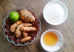 Nghệ cạo sạch vỏ rồi rửa lại với nước để ráo. Cắt nghệ thành từng lát mỏng có độ dày bằng nhau. Ngâm nghệ với một ít nước muối tầm 1 giờ đồng hồ, rồi rửa lại với nước.