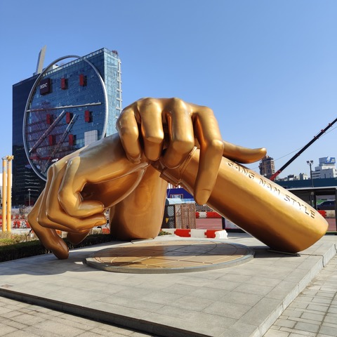 Escultura urbana y arquitectura contemporánea