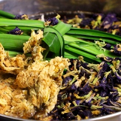 Sau đó ta cho 25g bông cúc, 75g lá dứa, 40g hoa đậu biếc khô và 150g đường phèn vào đun với lửa nhỏ trong vòng 15 phút. Bông cúc, lá dứa và hoa đậu biếc là những nguyên liệu tạo mùi, vì vậy chúng ta không nên bỏ vào ngay từ đầu sẽ gây đắng và mùi, màu sẽ giảm mất.