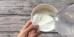 Trộn bột nếp và bột nước cốt dừa lại với nhau. Cho nước ấm vào. Để bột nghỉ khoãng 15 phút trong ngăn mát tủ lạnh