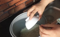 Nấu xôi: Vo sạch 500gr gạo nếp, cho vào nồi cơm điện nấu chín như bình thường. Cứ 3 chén gạo nếp đo với 3 chén nước lạnh. Nếp chín, để yên trong nồi cơm điện khoảng 15 phút.
