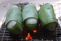 Xé thêm những dải lá chuối làm sao có thể bọc ngang được khoảng 2/3 phần xôi chuối. Có thể nướng bằng lửa than hoặc lò nướng (Bật lò 250 độ C nướng khoảng 10 phút), khi nhìn lớp nếp có màu vàng giòn là được.