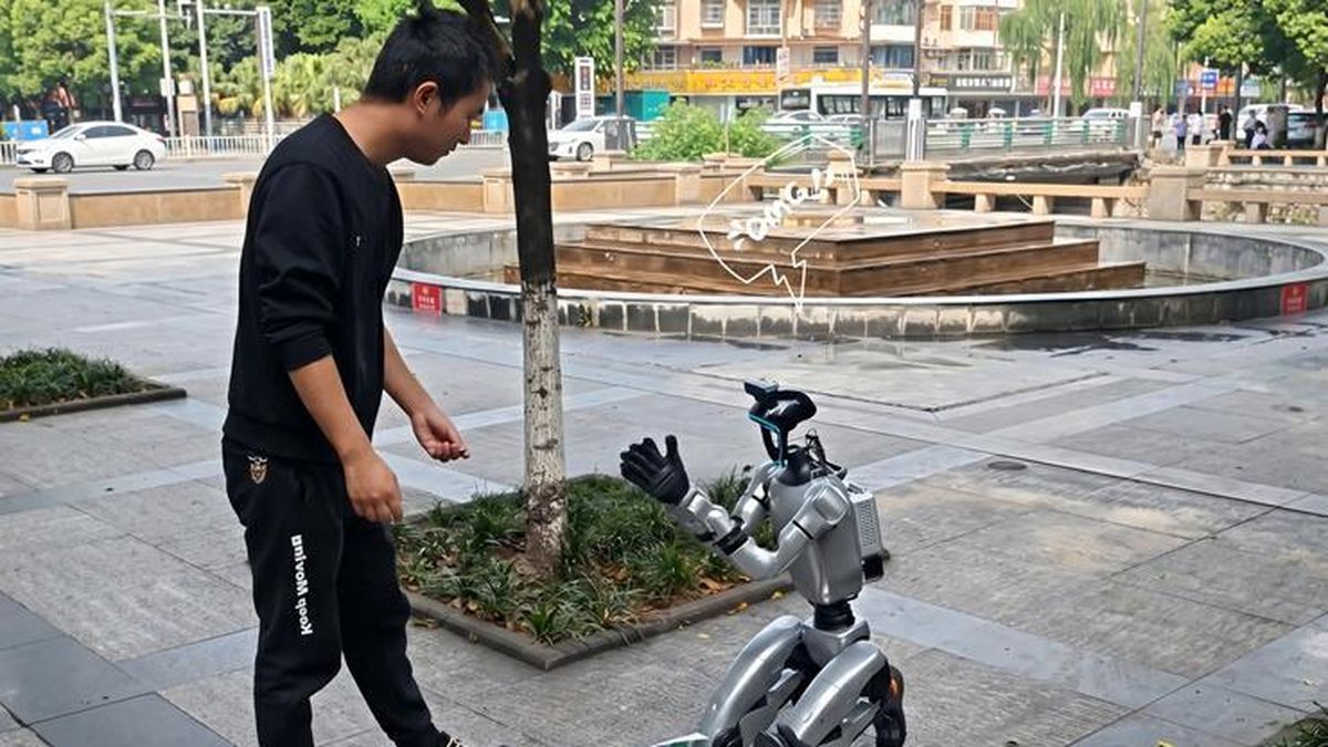 Chuyện lạ: Robot nhân hình ra đường... 'ăn xin' bằng mã QR - Tạp chí Người Đưa Tin