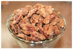 Cho snack hạt đào nhân đã chín ra khỏi lò nướng, đợi nguội cho vào hũ thủy tinh ăn dần.