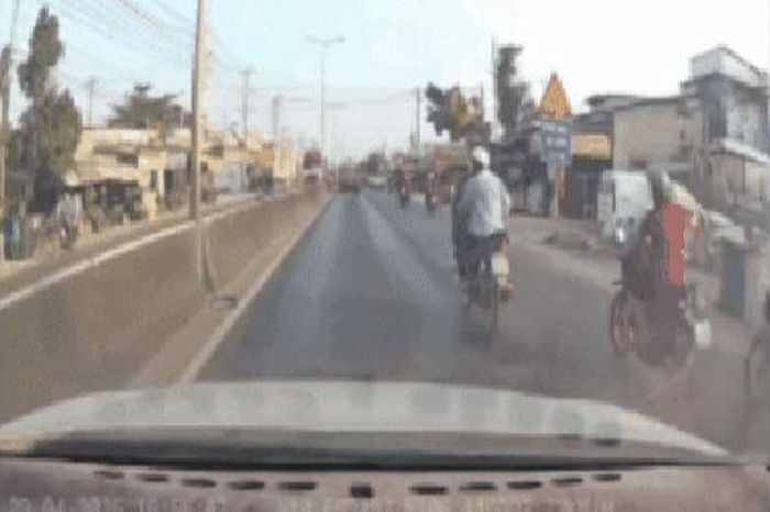 Xác minh clip người đàn ông đi xe máy 'quậy' trước đầu ô tô ở Tây Ninh - Báo Người Lao Động