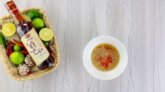 Lấy 100ml nước ấm pha với 100gr đường, khuấy đều cho đường tan. Sau đó thêm vào 100ml nước mắm, khuấy đều rồi nêm nếm lại cho vừa miệng. Sau đó thêm vào nước mắm 20gr tỏi băm và 20gr ớt băm thật nhuyễn (tỏi ớt được băm nhuyễn sẽ giúp nổi lên mặt làm nước mắm đẹp hơn).