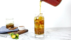 Khi uống cho lần lượt 15gr mứt tắc, trân châu mật ong, thêm đá viên, 100ml nước trà đen và 10ml nước cốt tắc vào ly. Dùng muỗng khuấy đều lên là thưởng thức thôi nè. Mứt tắc các bạn làm sẵn bảo quản trong hủ kín, khi thèm là có để pha liền luôn. Trà mứt tắc có mùi thơm rất hấp dẫn, thêm trân châu mật ong ăn dẻo dai lạ miệng. Đừng bỏ lỡ món đồ uống siêu ngon này nhé.