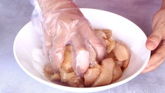Cách làm chà bông gà: Rửa sạch 500gr thịt ức gà, thấm khô nước, cắt theo xớ, sau đó ướp thịt gà với 10gr muối, 30gr đường, 15gr nước mắm trong khoảng 20 phút cho thấm gia vị.